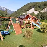 Lodge Lenka *