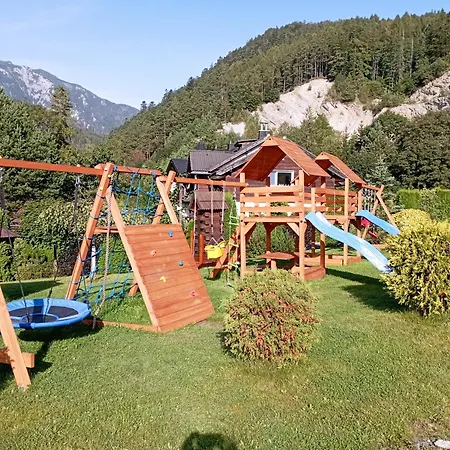 Lodge Lenka *